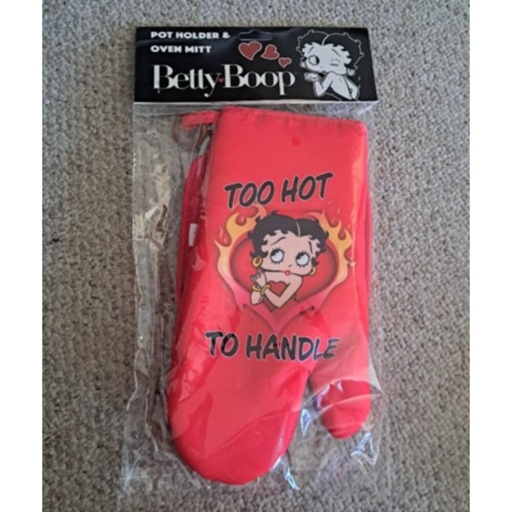 Betty Boop Red Too Hot New Oven Mitt & Potholder Set Gift Kitchen Photo Flames - Picture 2 of 2